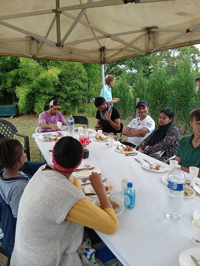 un repas en toute convivialité au cœur de l'été