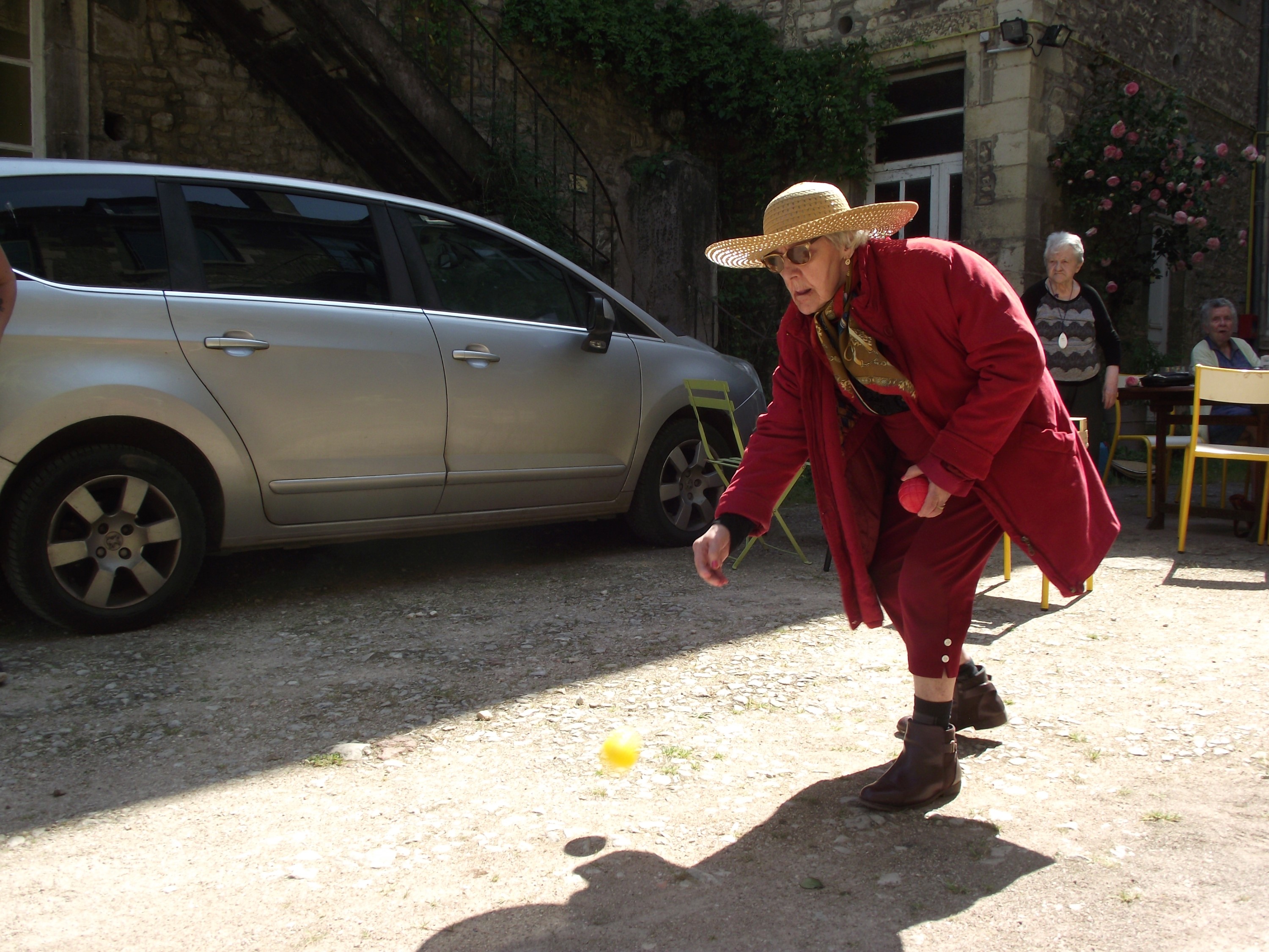 Paulette au jeu de quilles