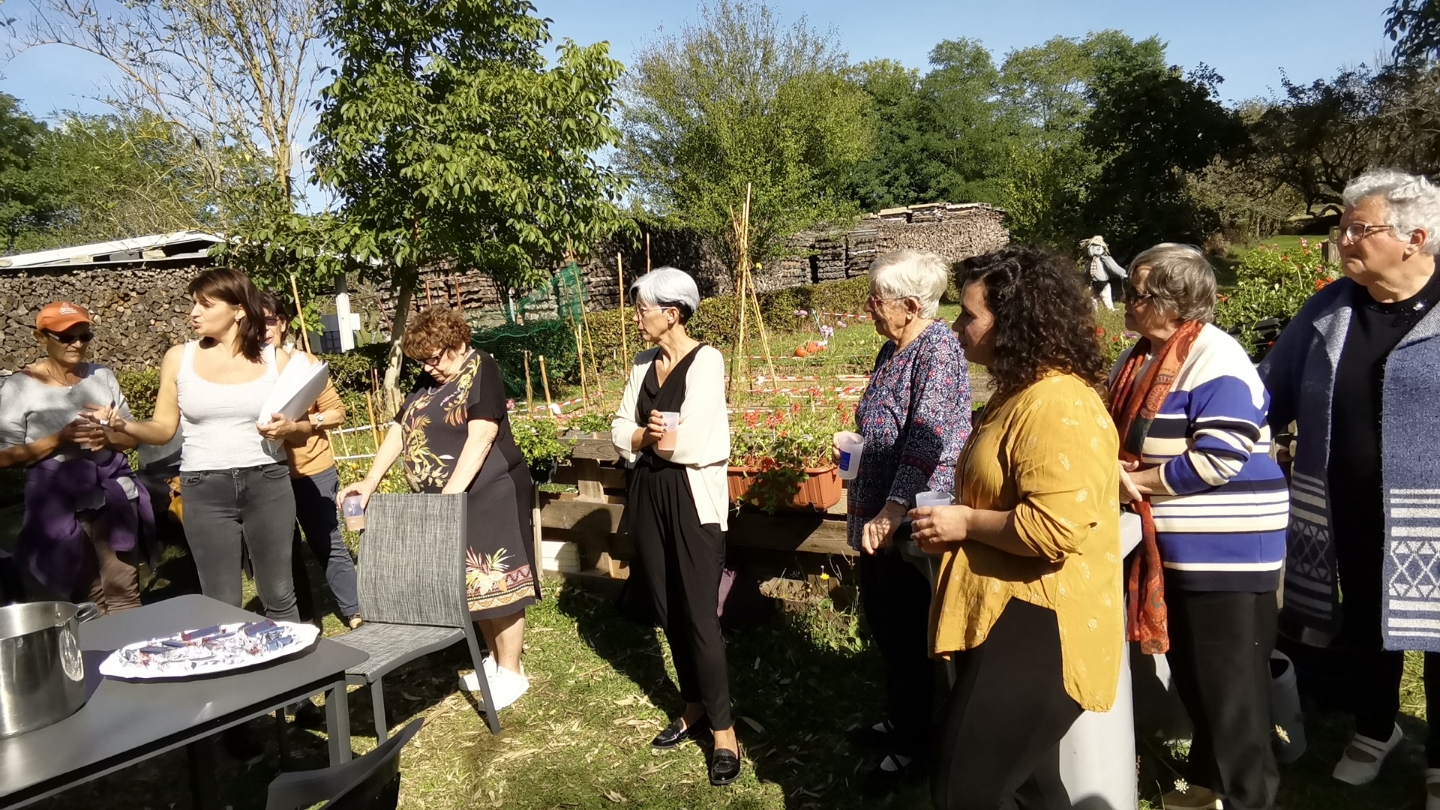 Mme Guiblain, maire de Monéteau et ses adjointes ont visité le jardin partagé