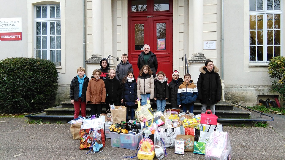 Nevers, collecte de jouets organisée par le Centre Scolaire  Notre Dame au profit du Secours Catholique