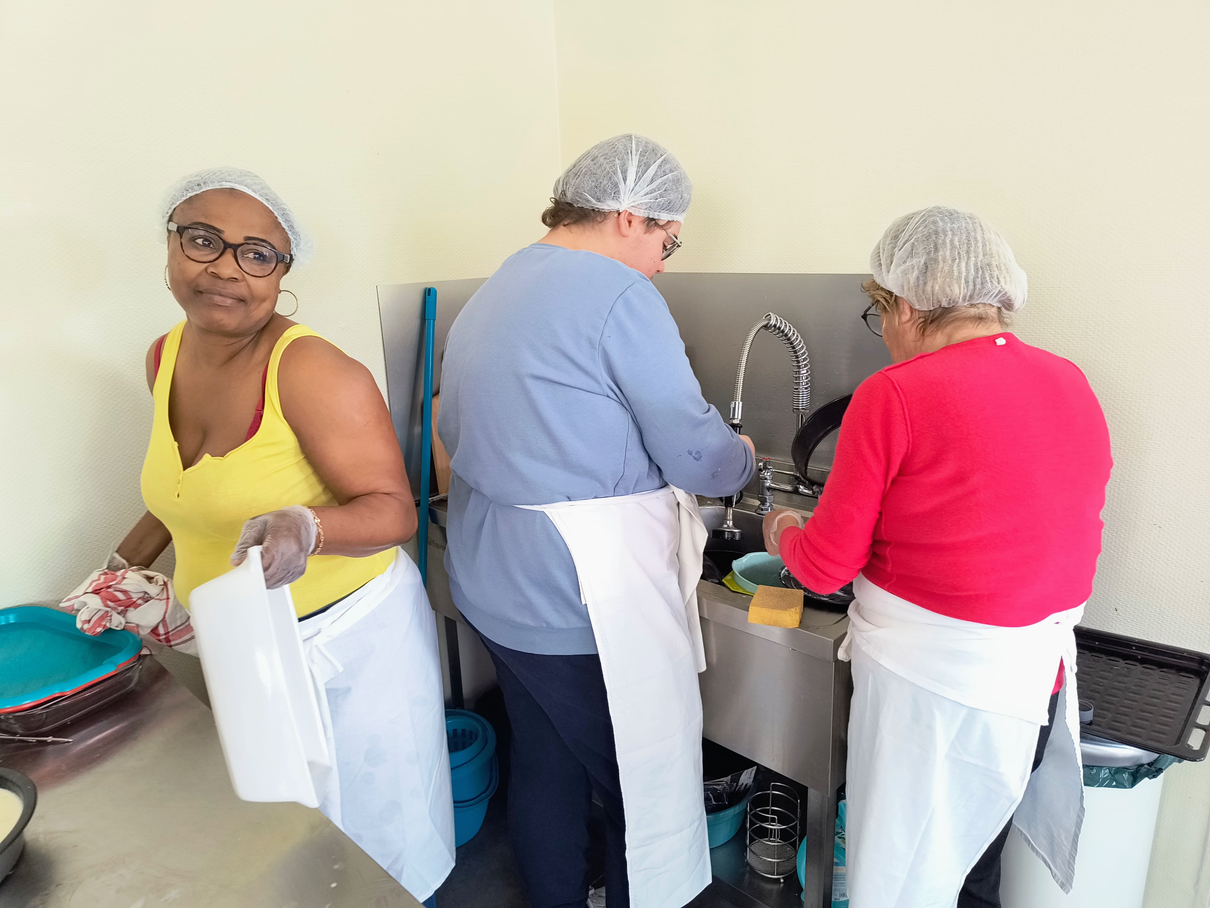 Les équipes du Secours Catholique de Chauffailles et de Chalon en cuisine