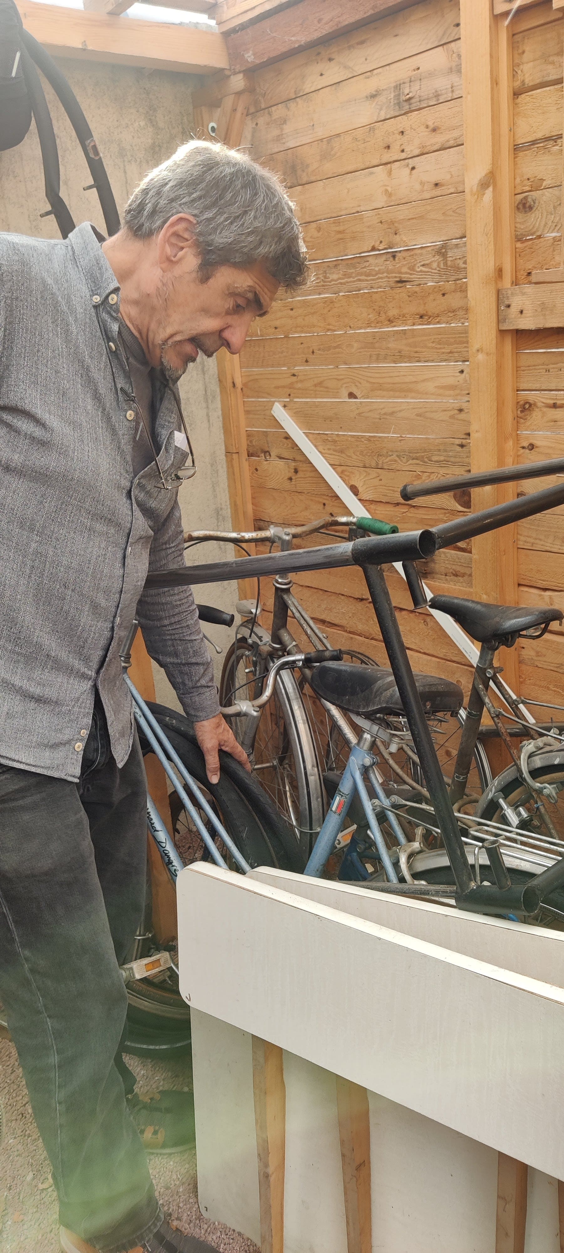 Plusieurs vélos attendent leur réparation