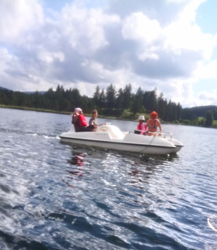 Un petit tour sur l’eau, le temps était peu propice à la baignade mais nous prenons plaisir à être au milieu du lac des Rousses.