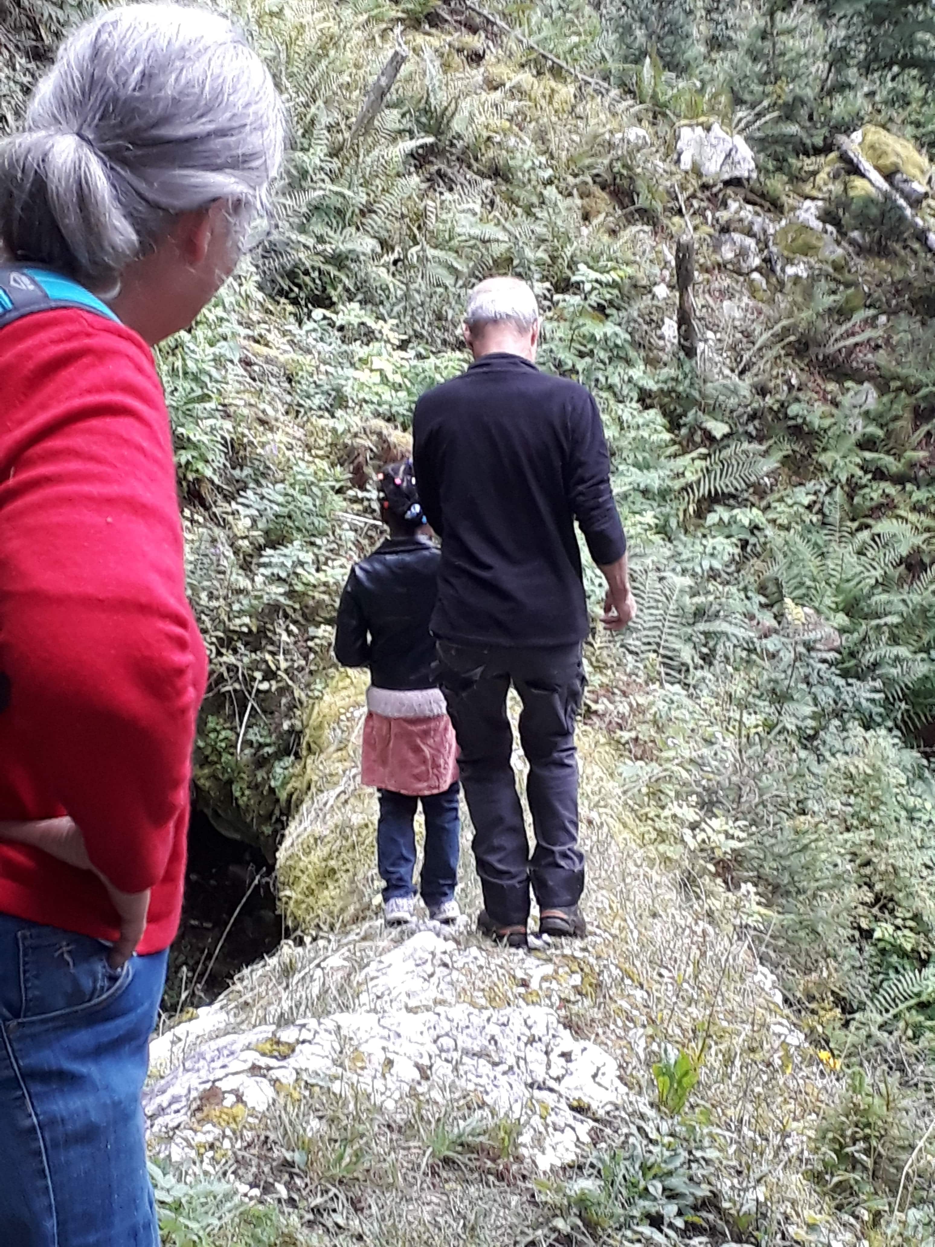 La première promenade à quelques kilomètres de notre maison. Le passage sur ce pont de pierre et au-dessus du vide a pu en effrayer certains. Cette photo symbolise la confiance en chacun du groupe pour apprendre à gérer ses peurs grâce à l’autre. 