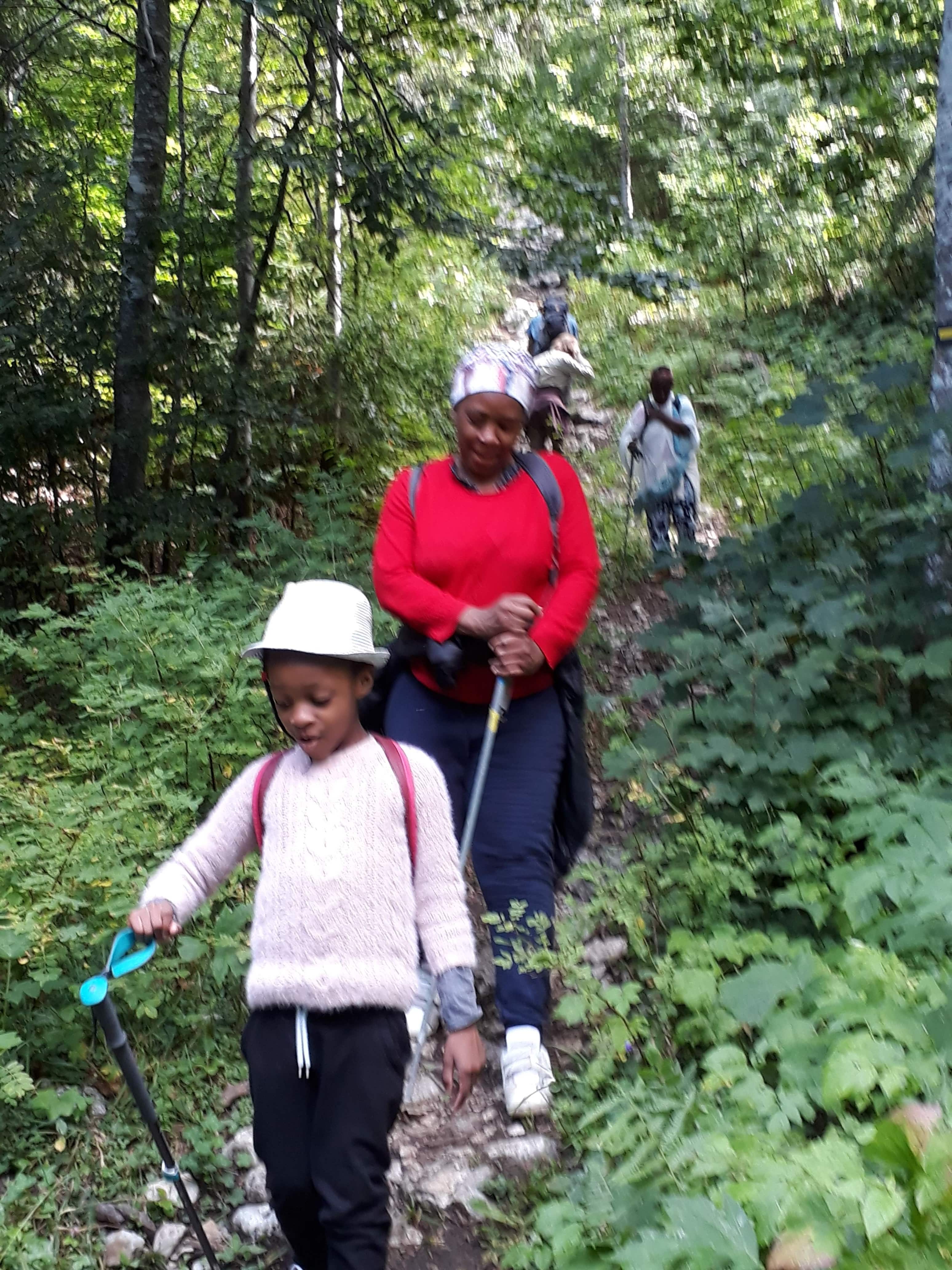 Nous venions de monter au Crêt Pêle, une montée difficile, mais grâce aux encouragements des participants et des randonneurs rencontrés nous sommes fiers d’y être arrivés. 