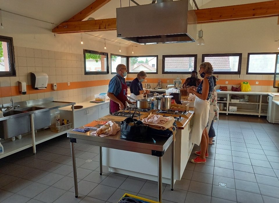 Des paniers solidaires cuisinés dans la convivialité