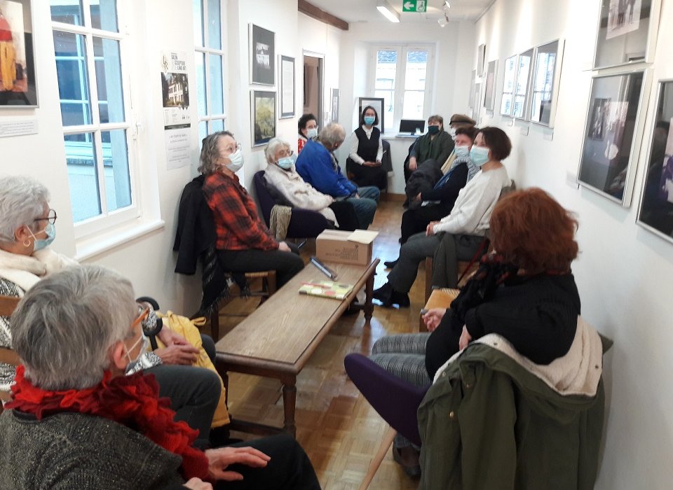 Les membres du Café-sourires de Villeneuve-sur-Yonne au musée 