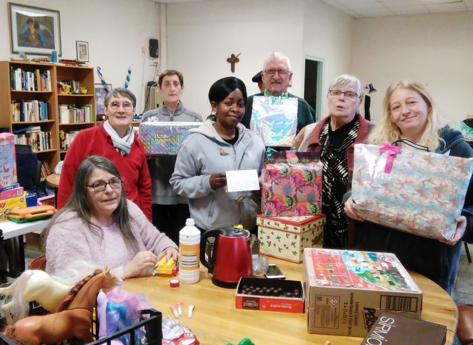 Préparation des cadeaux de Noël pour les enfants de Nevers