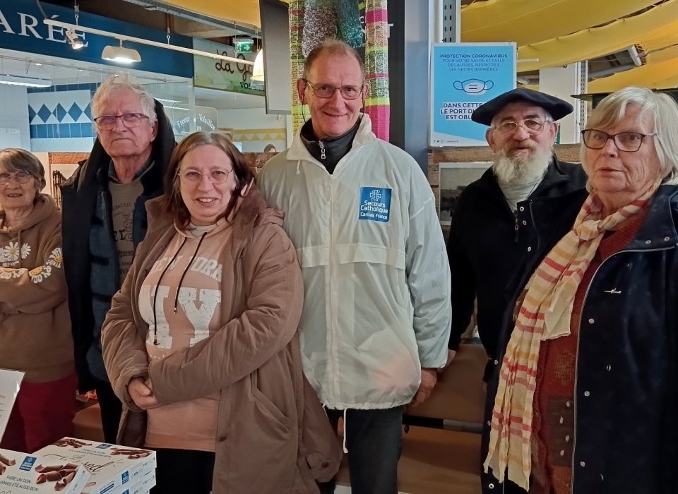 Les bénévoles du Secours Catholique sur le marché de Noël