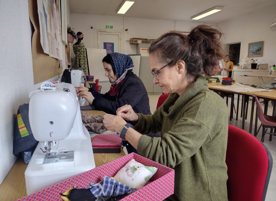 L'équipe de Dijon du Secours Catholique à l'heure de la couture