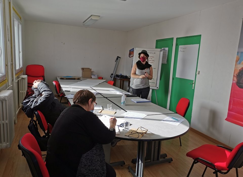 réunion de travail pour la Pause du pont, bar solidaire à Auxerre (89)