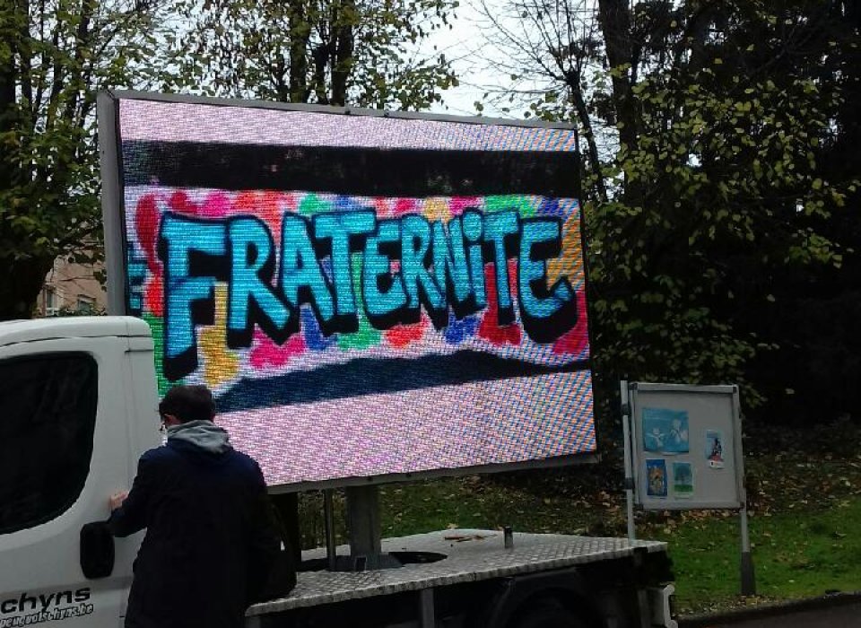 Écran fraternel sur les routes de Bourgogne L'écran fraternel du Secours Catholique sillone la bourgogne en décembre 2020