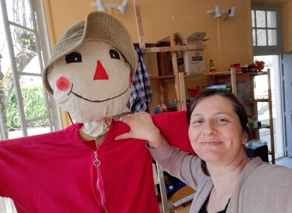 Épouvantail de l'atelier couture pour le jardin partagé Épouvantail de l'atelier couture pour le jardin partagé