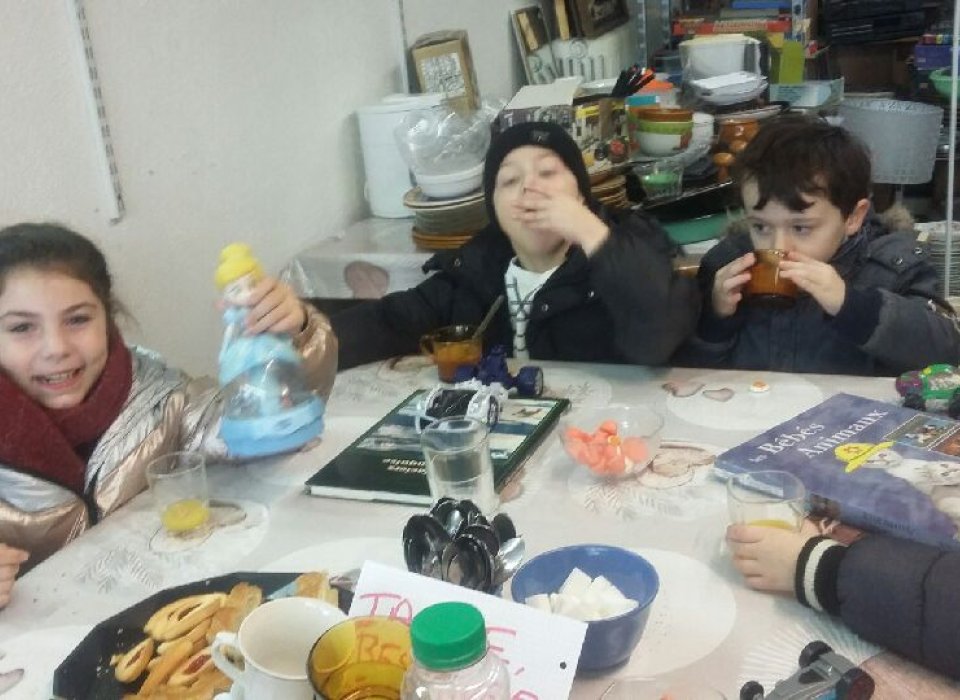 Solidaire et fraternel dès le plus jeune âge Solidaire et fraternel dès le plus jeune âge