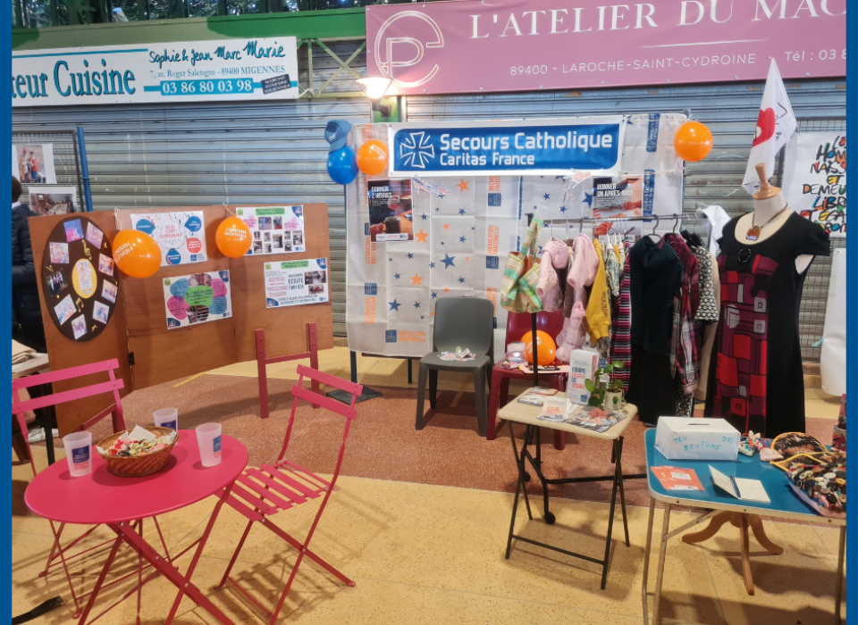 Stand du secours catholique à la fête des associations Stand du secours catholique à la fête des associations