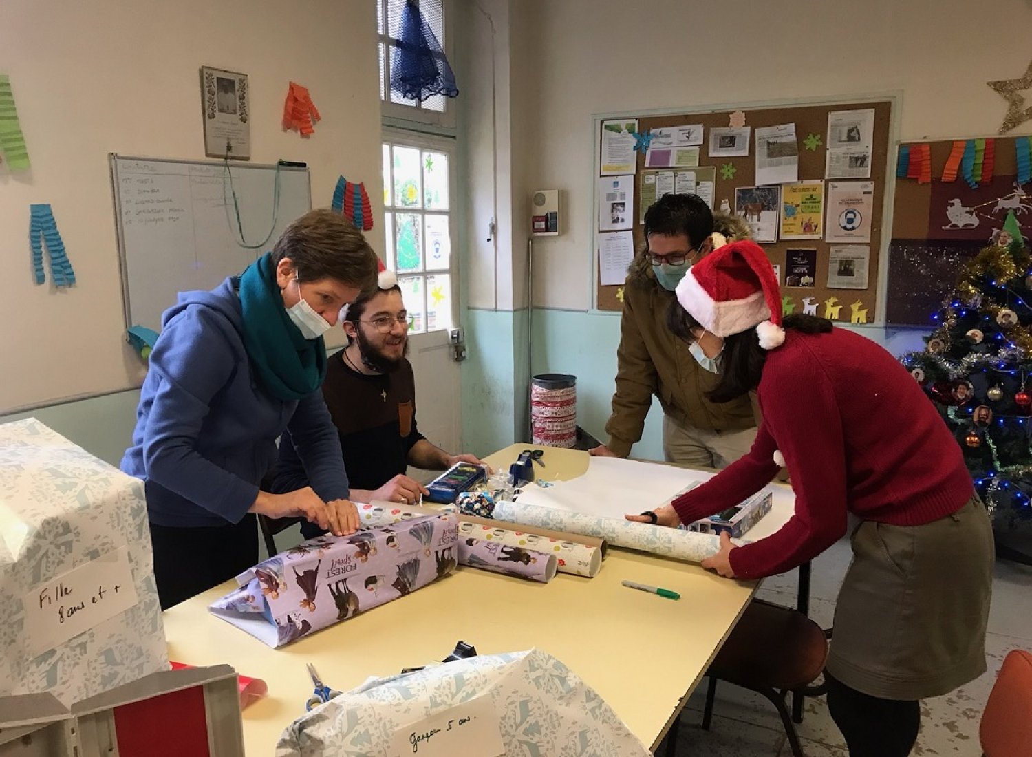 Emballage des cadeaux par les jeunes de Nevers