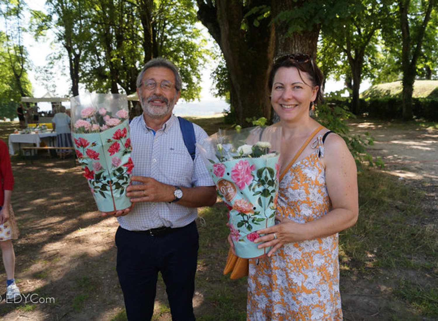 Olivier Truillet et Nathalie Bau reçoivent des fleurs offertes au Secours Catholique par les pèlerins du diocèse de Sens-Auxerre