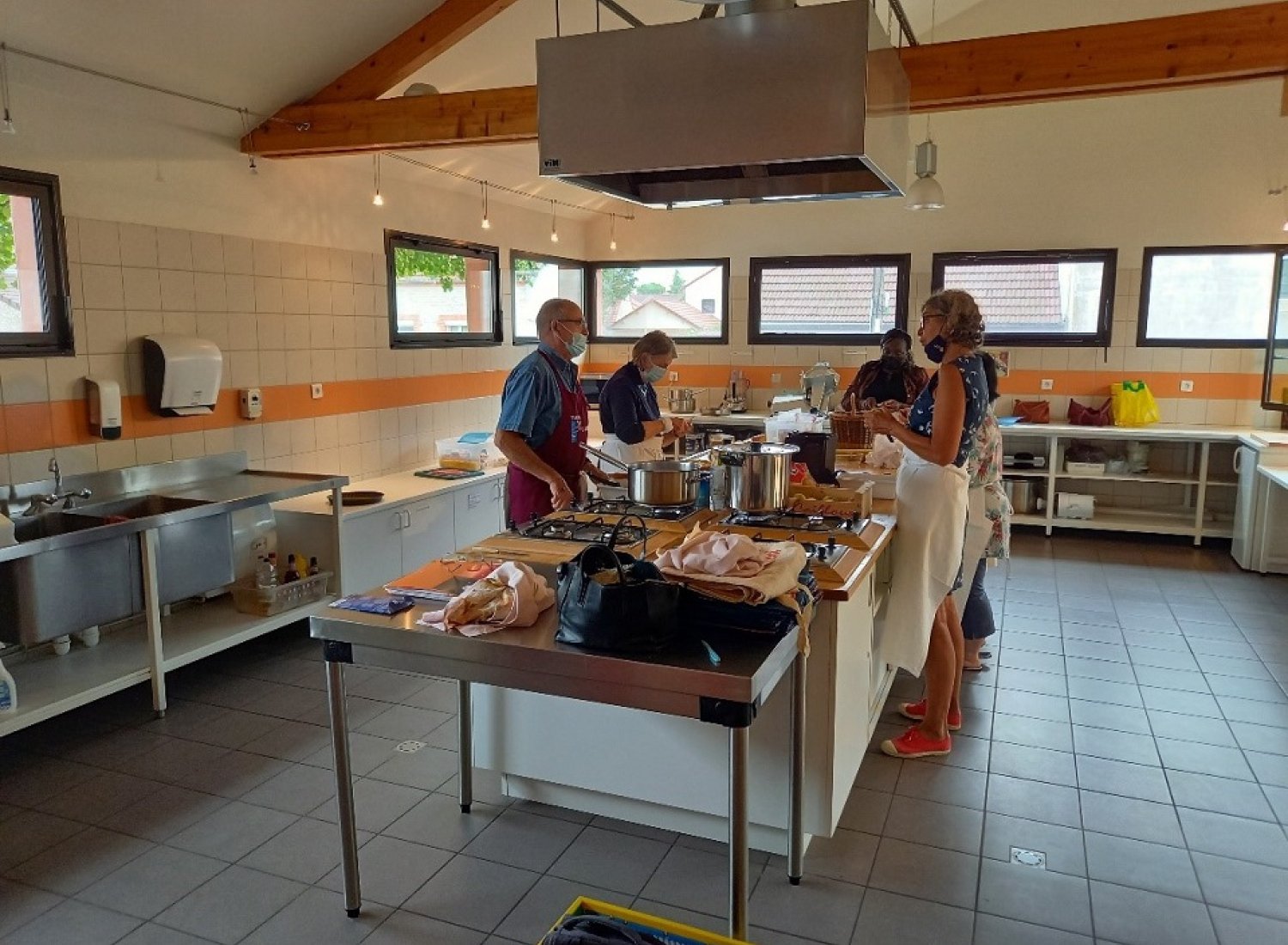 Des paniers solidaires cuisinés dans la convivialité