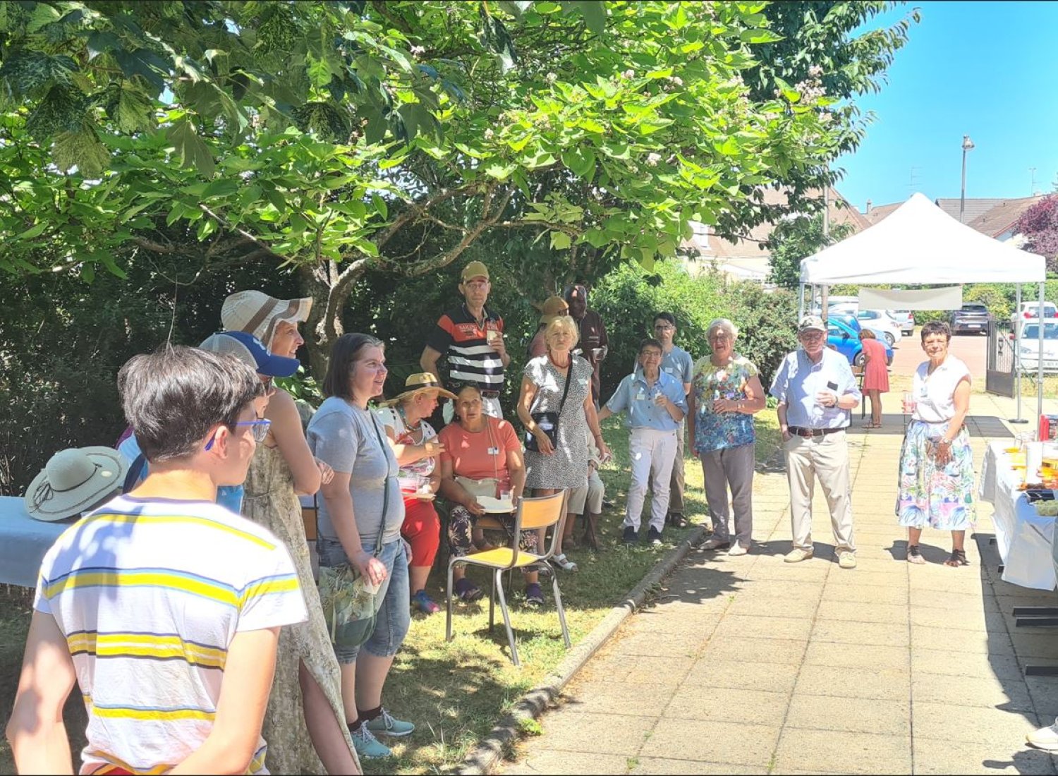 Un sympathique barbecue organisé par l'équipe de Fontaine les Dijon du Secours Catholique