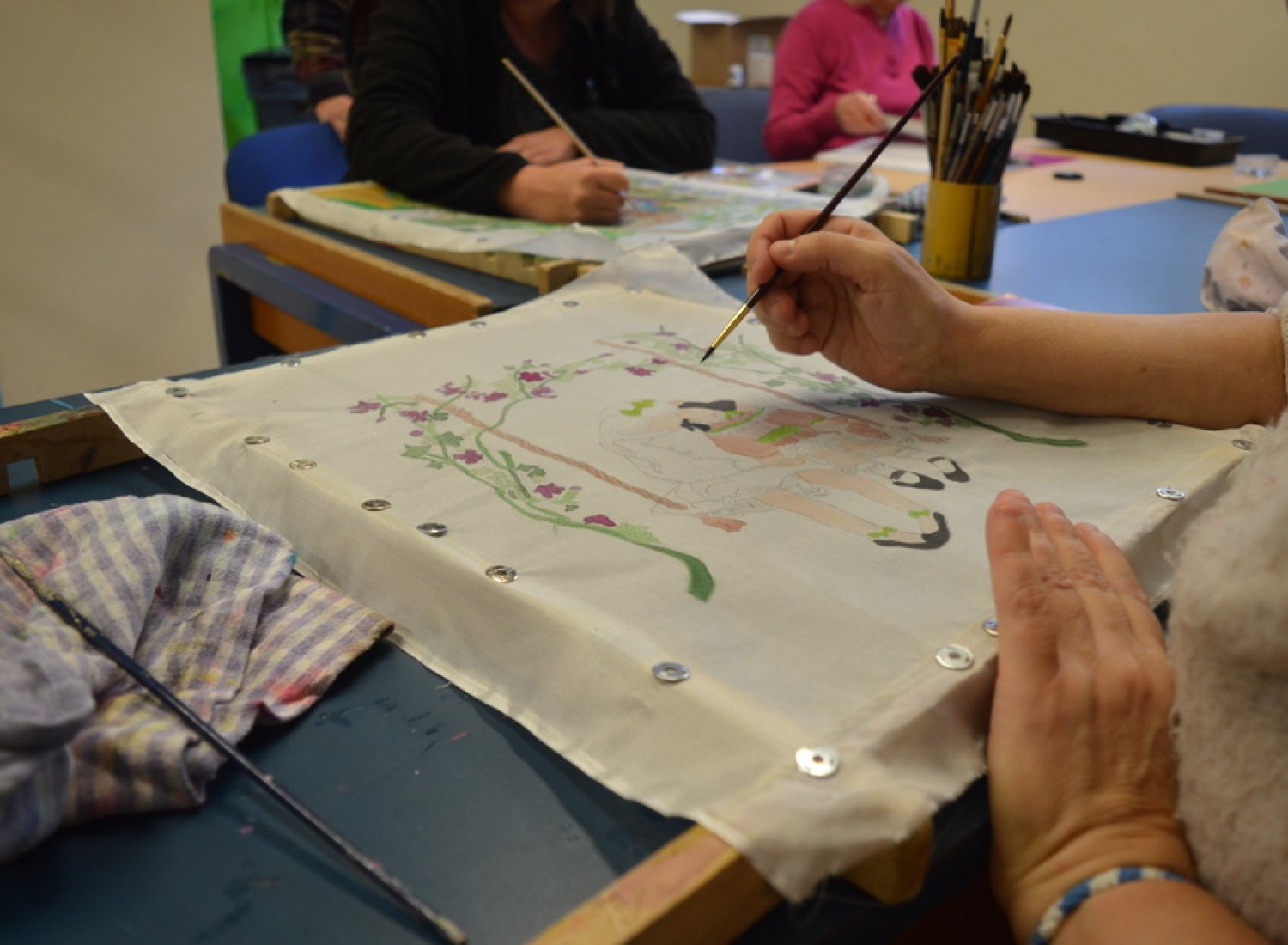 A la maison d'arrêt de Dijon, le Secours Catholique propose un atelier de peinture sur soie