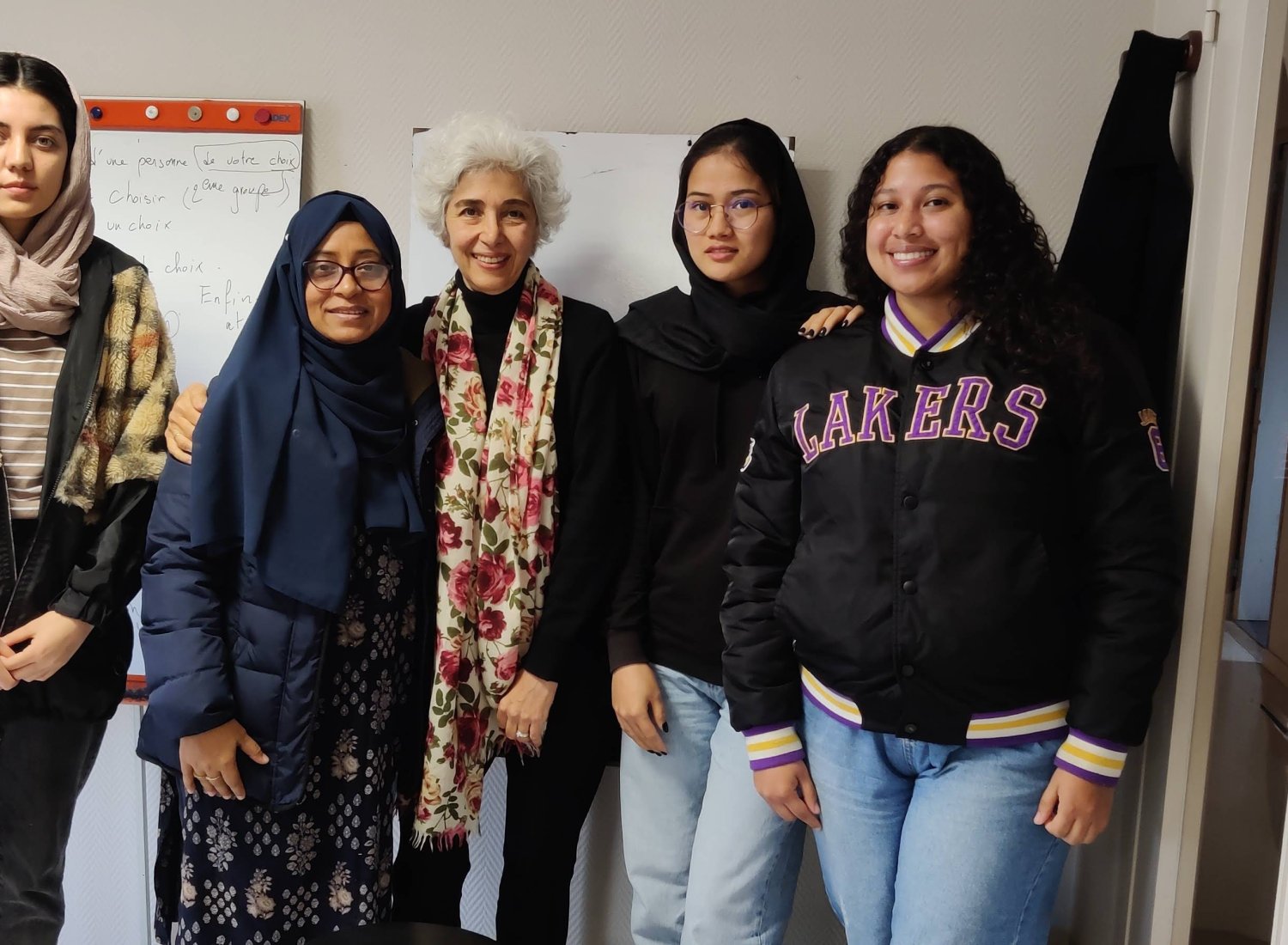 Autour de Florence, responsable des cours de français : de gauche à droite: Mehrana, Afghane, Rachida, Bangladaise, Leila, Afghane, Manuela, Colombienne attendent de faire votre connaissance dans le cadre du parrainage proposé par le Secours Catholique