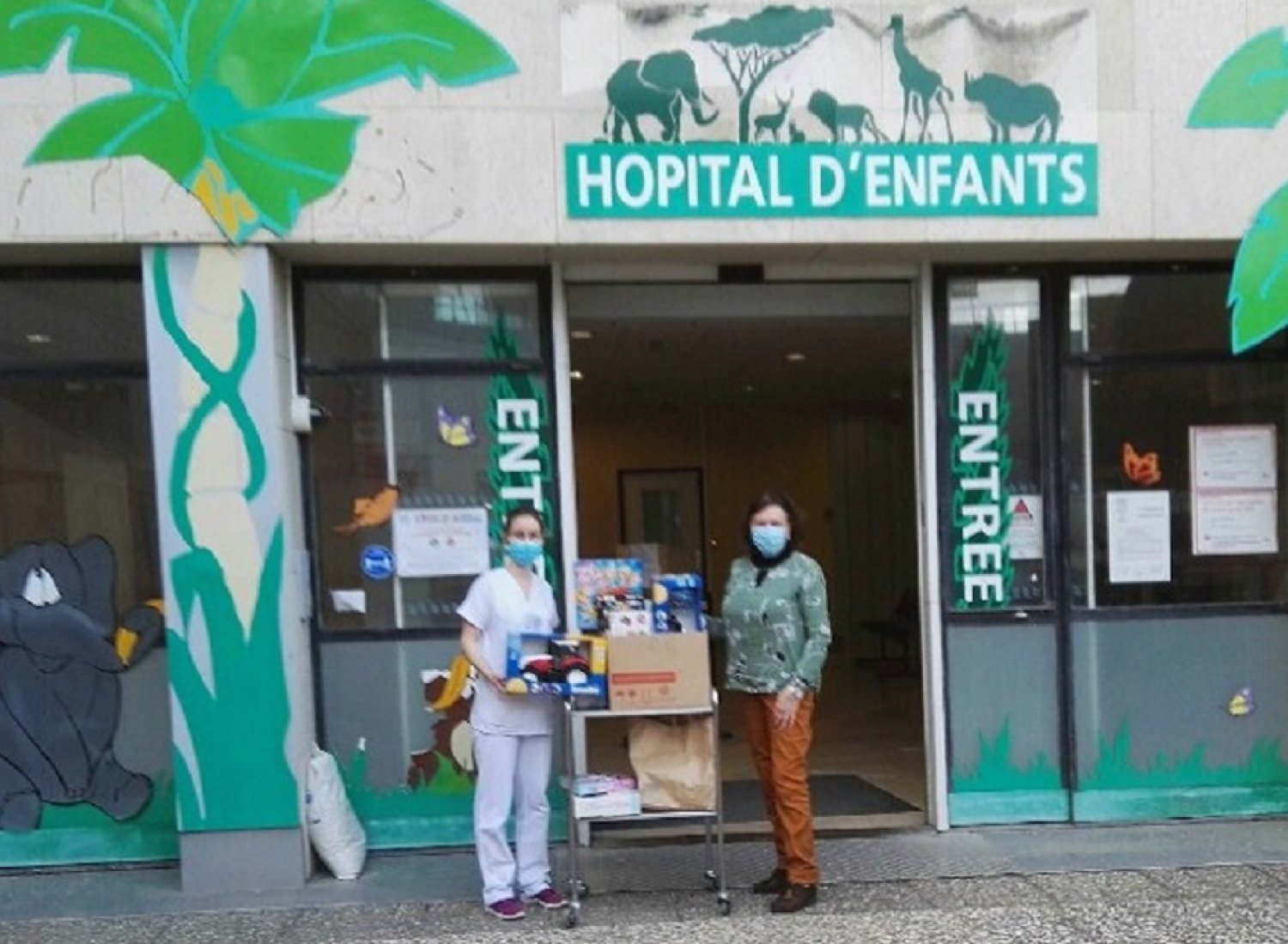 Distribution de cadeaux à l'hôpital d'enfants